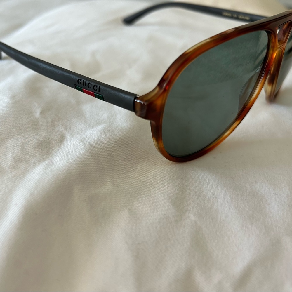 100% authentic Gucci aviator sunglasses.  New out case
